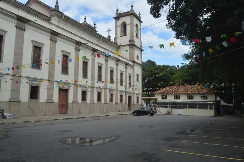 Foram levados R$ 2 mil e um celular