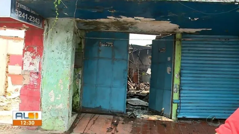 Fogo atinge imóvel abandonado no centro do Rio