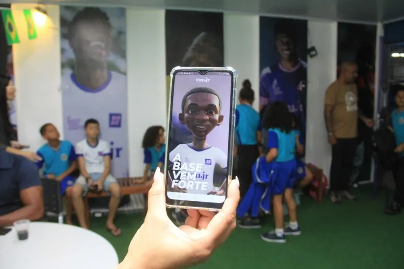 O CT Base do Instituto Vini Jr. é uma sala de inovação tecnológica, onde, através de celulares, tablets, computadores e TV, os alunos podem acessar o aplicativo desenvolvido pelo instituto para participar de jogos educacionais