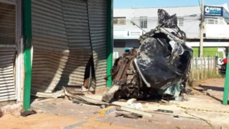 A Hilux depois de bater ficou completamente destruída