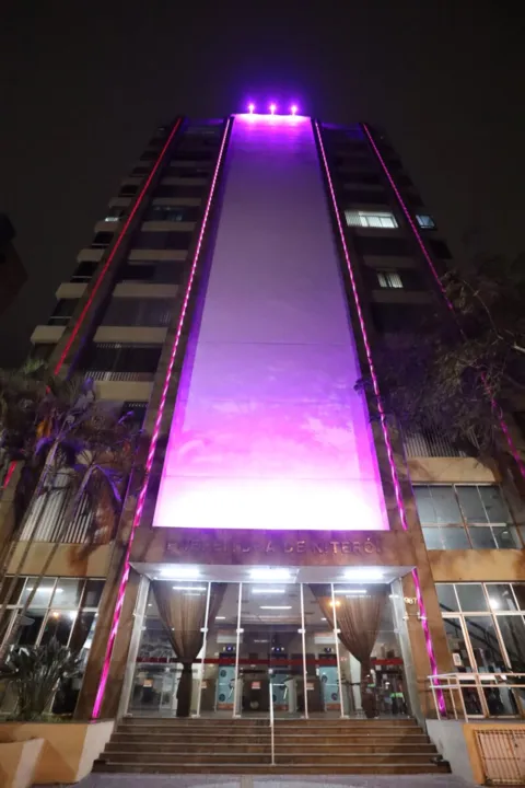 O prédio da Prefeitura de Niterói, na Rua Visconde de Sepetiba, no Centro, está com uma iluminação especial cor de rosa