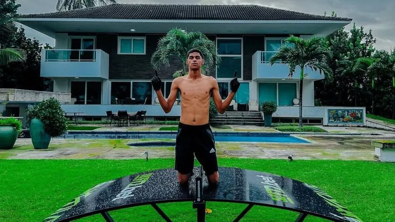 O acordo, que é um dos maiores já firmados desde que o influenciador apareceu na internet, tem feito com que o mesmo colha os frutos dessa parceria