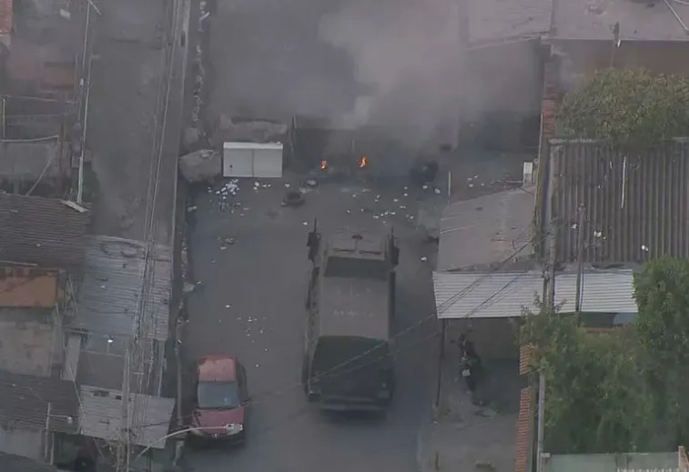 PM retira barricadas colocadas por criminosos