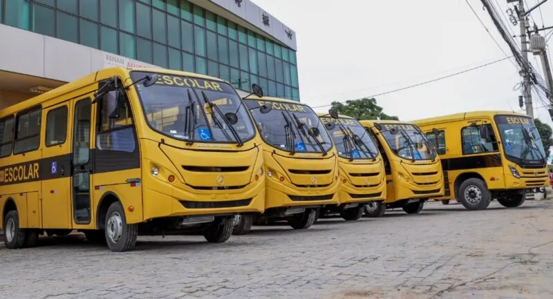 Marcelo Delaroli anunciou chegada de novos ônibus escolares, uniformes e equipamentos para o ano letivo de 2023