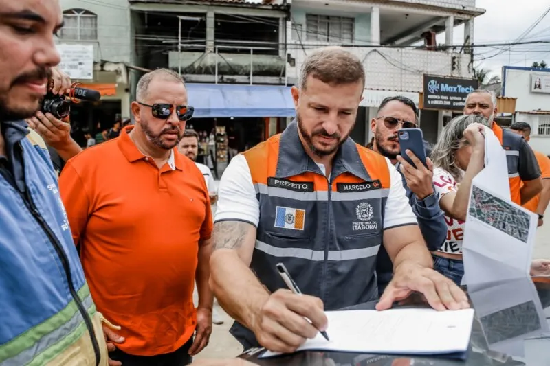 O prefeito de Itaboraí, Marcelo Delaroli, assinou a ordem de início para obras nos loteamentos Bairro Chic e Meu Sossego