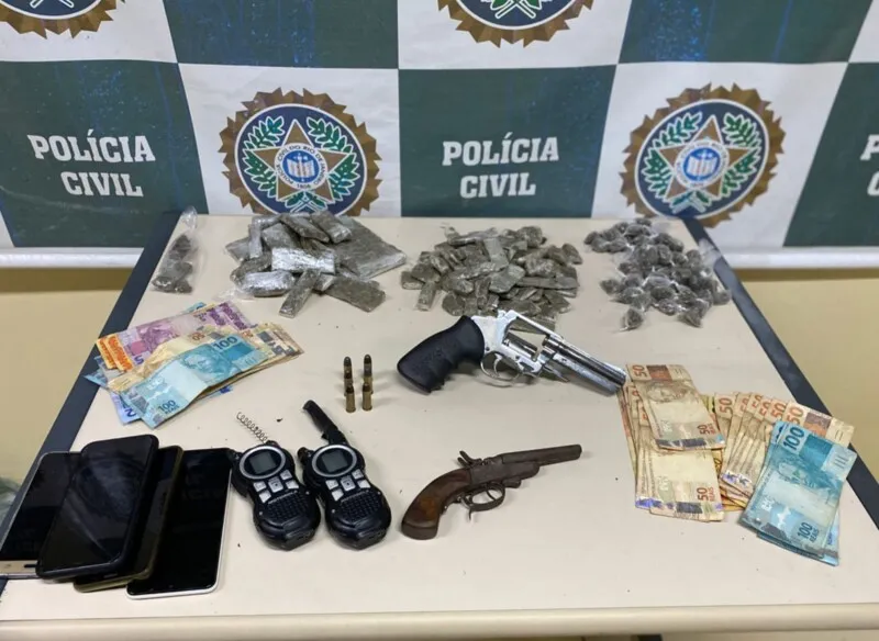 Uma moto roubada também foi recuperada