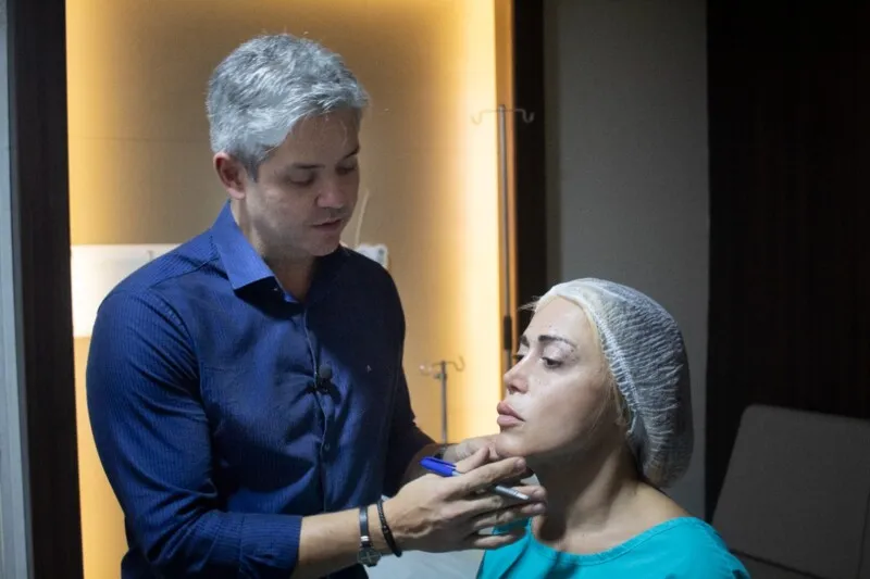 O médico explica que ela ainda vai ter que esperar um pouco para ver o resultado final