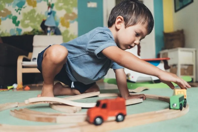 Meta da campanha é doar cerca de 2 mil novas peças produzidas por artesãos que criam brinquedos feitos em madeira e feltro