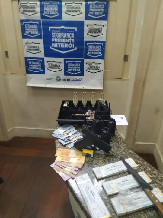 O homem foi contido e levado à 76ªDP (Central de Flagrantes de Niterói), onde permaneceu preso