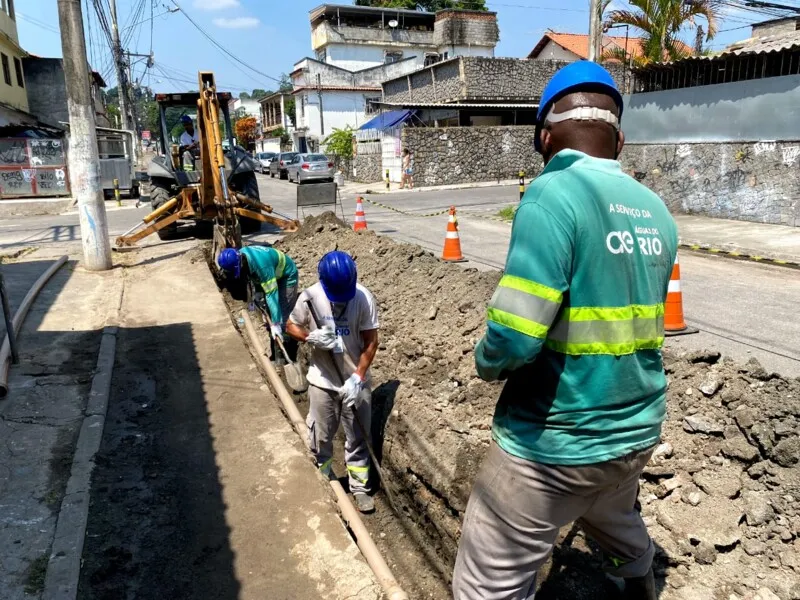 Neste mês de abril, foi solucionado a finalização das obras de interligação e implantação de cerca de 850 metros de rede de distribuição de água, beneficiando em torno de 1.350 pessoas