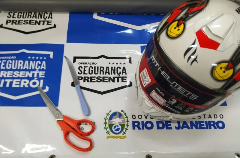 Após revista, foram encontrados um capacete, dentro de uma bolsa, no valor de R$780,00, uma faca e uma tesoura