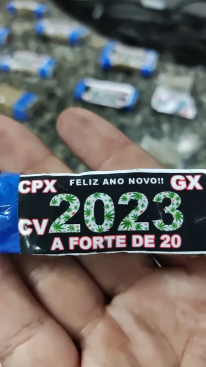 As  trouxinhas traziam um adesivo saudando o ano de 2023.