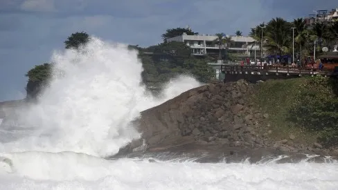 Ondas chegaram a atingir 4 metros nas praias do Rio