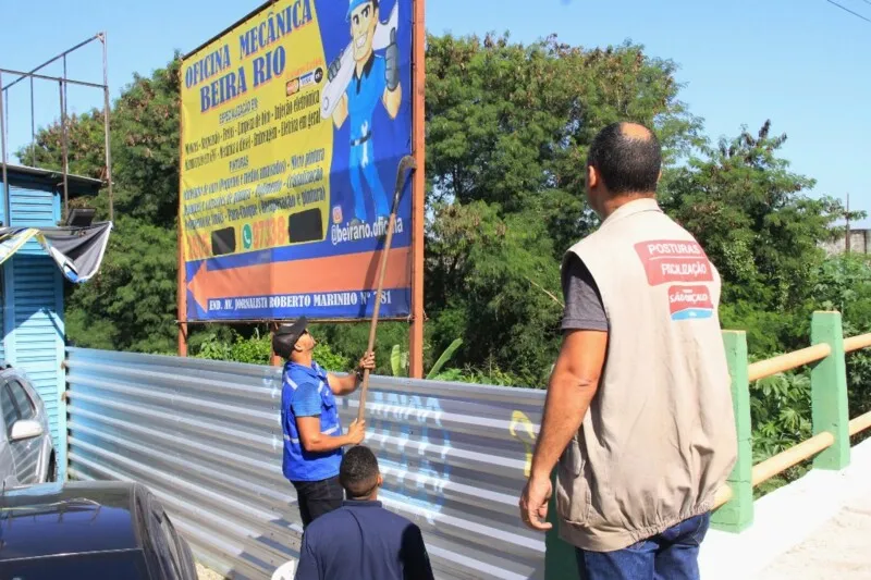 Operação de postura retira Outdoors ilegais em São Gonçalo