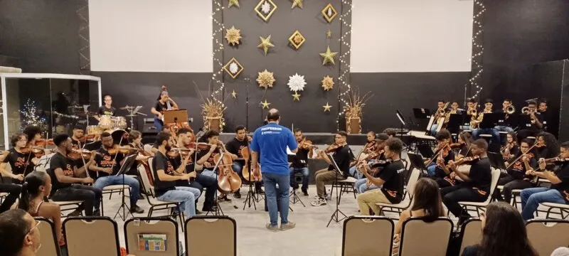 Orquestra Sinfônica Aprendiz e o Coro Aprendiz Musical se apresentam, no Jardim São João, no Centro de Niterói