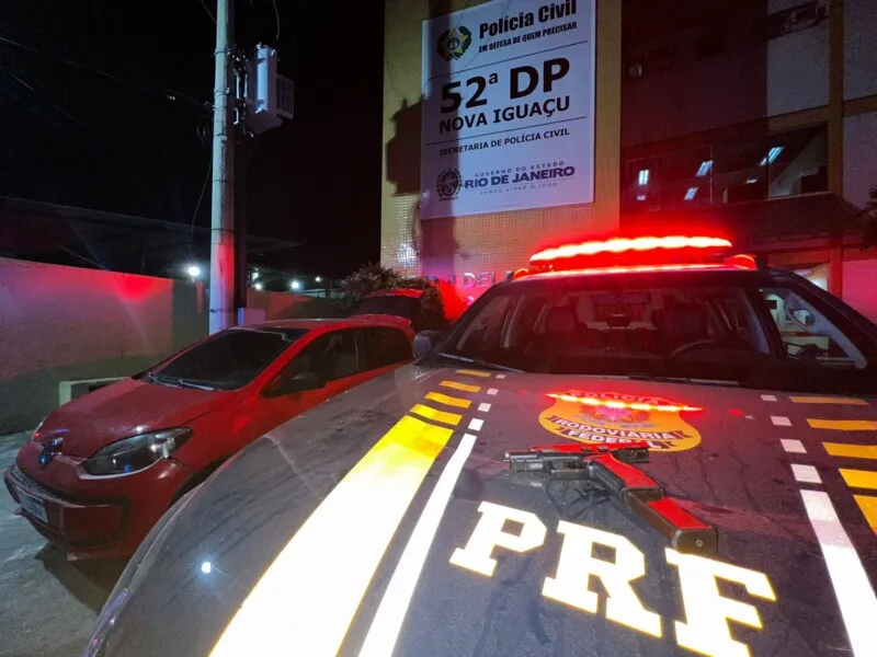 Após a abordagem, foi encontrado no interior do veículo uma pistola Zigana PX-9 9mm