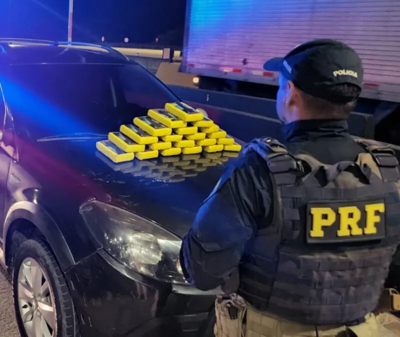 pós minuciosa fiscalização, foi identificado um fundo falso na parte da frente do automóvel