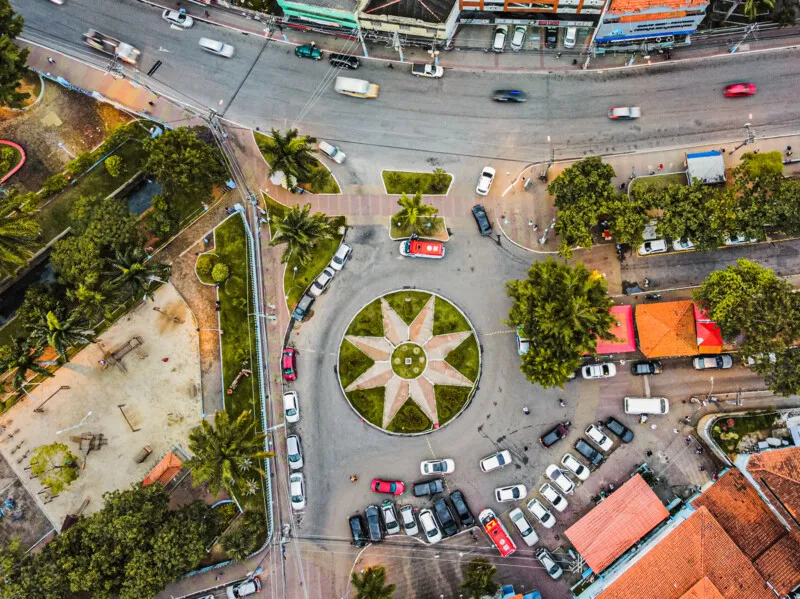 Trabalhos do artista captura diferentes partes da cidade vistas de cima
