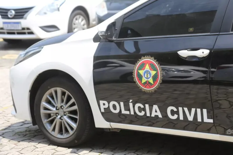 Ele estava mantendo, há pelo menos quatro dias, uma cidadã sueca em sua casa, no Morro da Babilônia, no Leme, Zona Sul do Rio