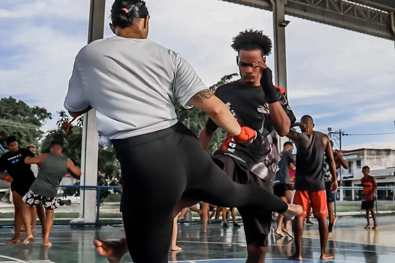 Imagem ilustrativa da imagem Projeto promove aulas de Muay Thai, Boxe e defesa pessoal na Estação Cidadania