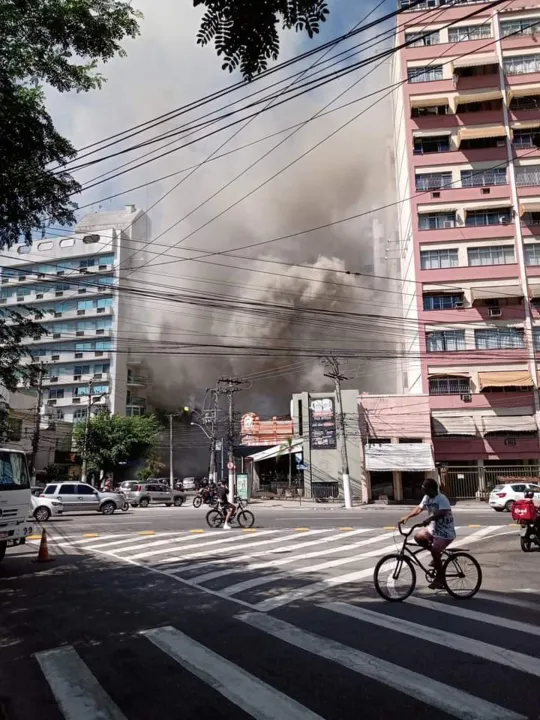 Bombeiros chegaram minutos depois e controlaram as chamas