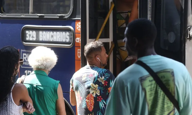 De acordo com o texto, o fundo também cobrirá despesas com o auxílio emergencial para caminhoneiros e taxistas