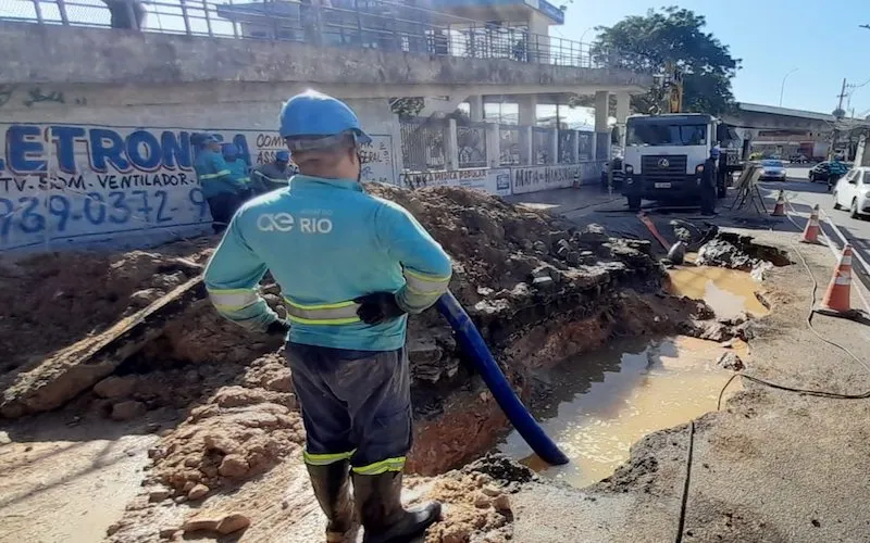 Rompimento de adutora deixa 41 bairros do Rio sem água