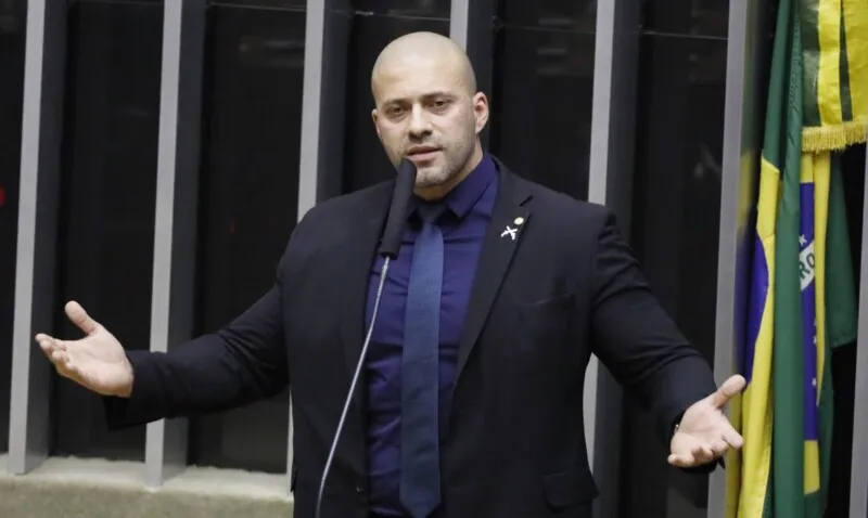 Moraes determina bloqueio de bens e imóveis de Silveira