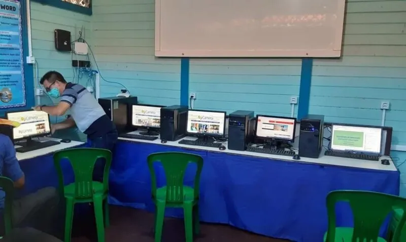 O acesso gratuito à internet poderá ser concedido a mais de um estudante por família