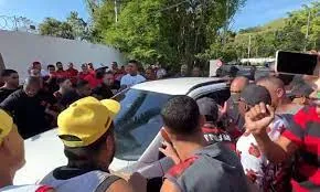 Protestantes cercando carro na entrada do CT do Flamengo