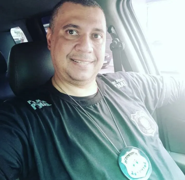 Em algumas fotos ele porta arma de fogo