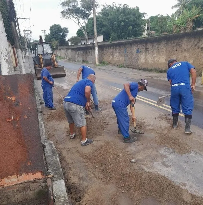 Funcionários da Secretaria de Conservação realizam ações de limpeza