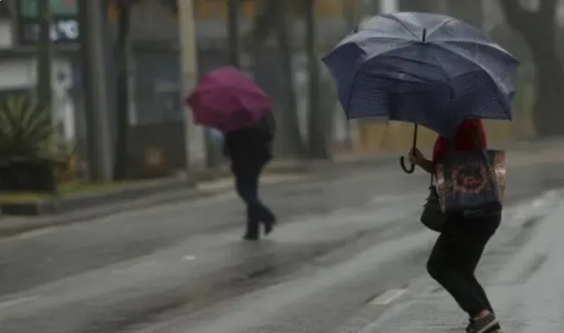 A previsão é de chuva fraca para o final do sábado e também a possibilidade de ventos com até 76 km/h