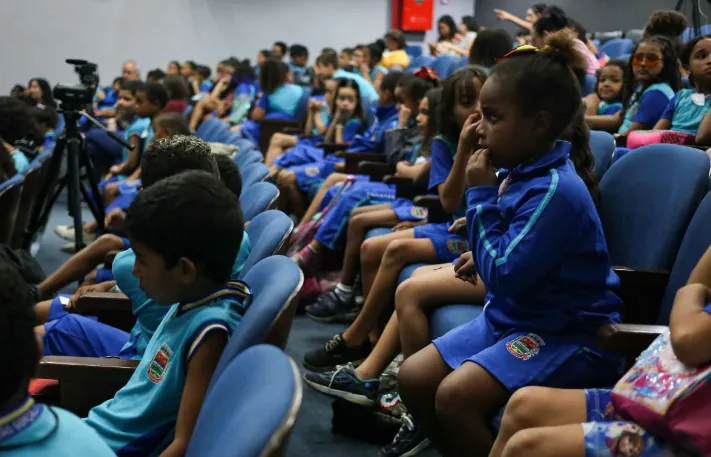 O público infantil, na faixa etária de 7 a 9 anos, ficou atento a cada momento da apresentação