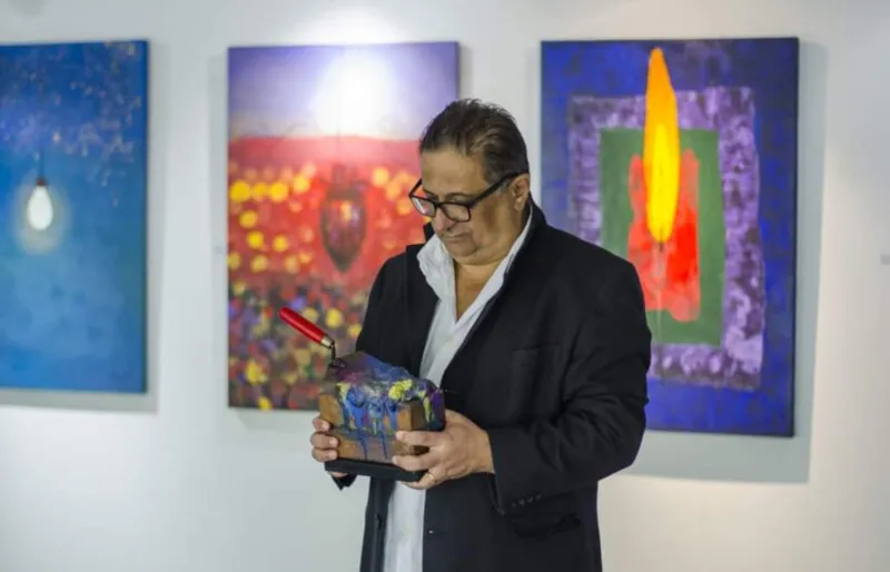 O artista, morador de São Gonçalo, procura unir seus conhecimentos da arte da apresentação cênica aos da arte pictória