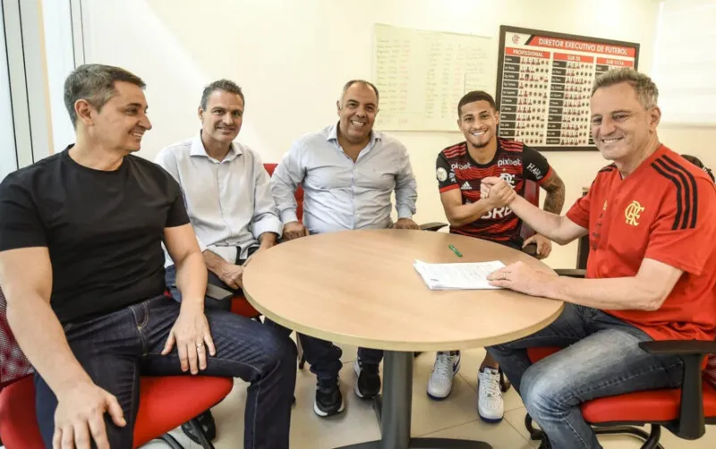 Ao lado de João Gomes estavam Carlos Leite, seu empresário e dirigentes do Flamengo: Bruno Spindel, Marcos Braz e Rodolfo Landim