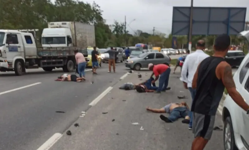 Seis pessoas foram atropeladas, duas morreram, três estão em estado grave e uma teve ferimentos leves na altura do Manu Manoela em Maricá