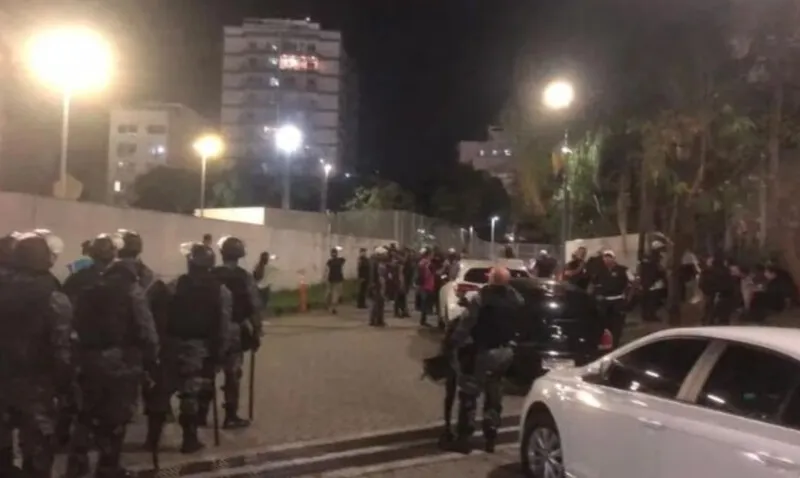 Alguns conseguiram passar pelo portão de entrada da imprensa