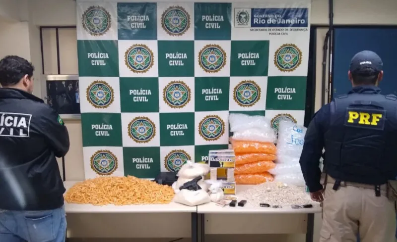 Dentre o material apreendido estavam uma pistola com dois carregadores, mas sem munição e cerca de 25kg de cocaína