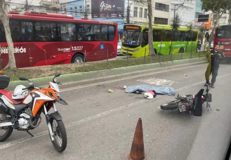 Segundo a PM, moto e ônibus se envolveram no acidente