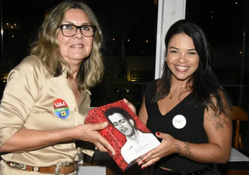 A cerimônia contou com a participação dos escritores e colaboradores da obra, secretários municipais, vereadores e convidados, que ganharam um exemplar autografado