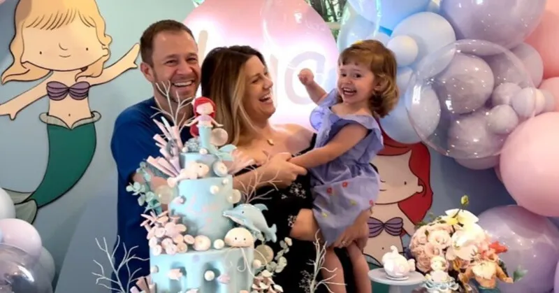 Tiago Leifert e Daiana Garbin compartilham imagens do aniversário de 2 anos de Lua