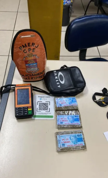 Polícia apreendeu trezentos gramas de maconha, uma máquina de cartão de crédito e um papel plastificado com QR Code para pagamentos via Pix