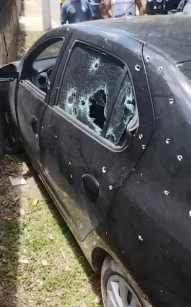 Homem é morto a tiros dentro de carro na Baixada Fluminense