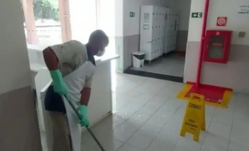Os funcionários estão precisando escoar a água que tem entrado na recepção da unidade