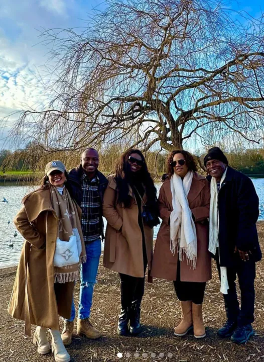 Thiaguinho, junto de Carol Peixinho e família em Londres