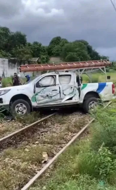 A lataria esquerda do carro ficou completamente amassada