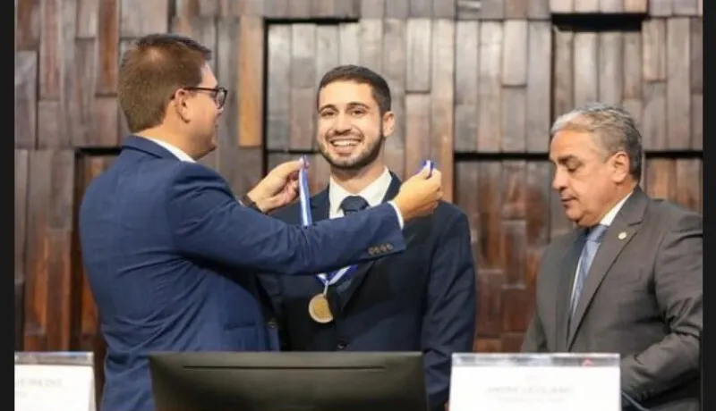 Jornalista Pedro Figueiredo recebe a Medalha Tiradentes na Alerj