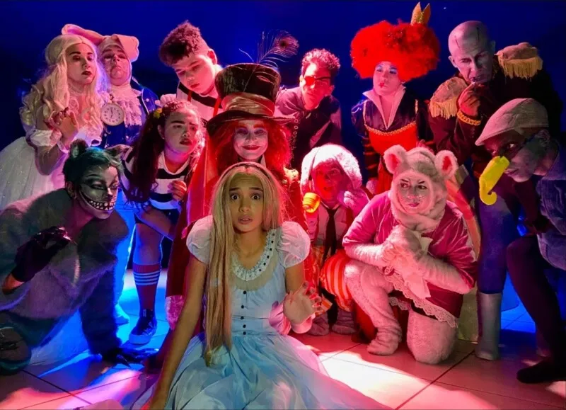 Na segunda quinzena de janeiro, domingo (15), às 19h30, o Teatro recebe "Alice no País das Maravilhas".