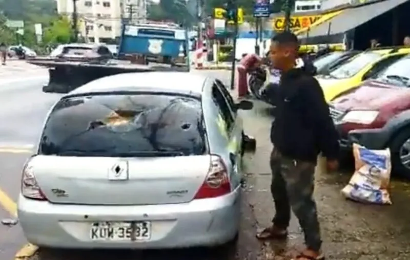 Homem quebra o próprio carro após ser abordado pela Guarda Municipal